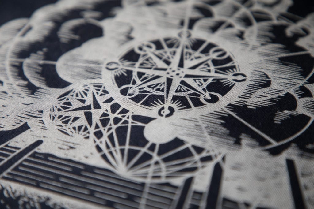 Motif blanc détaillé imprimé sur textile noir