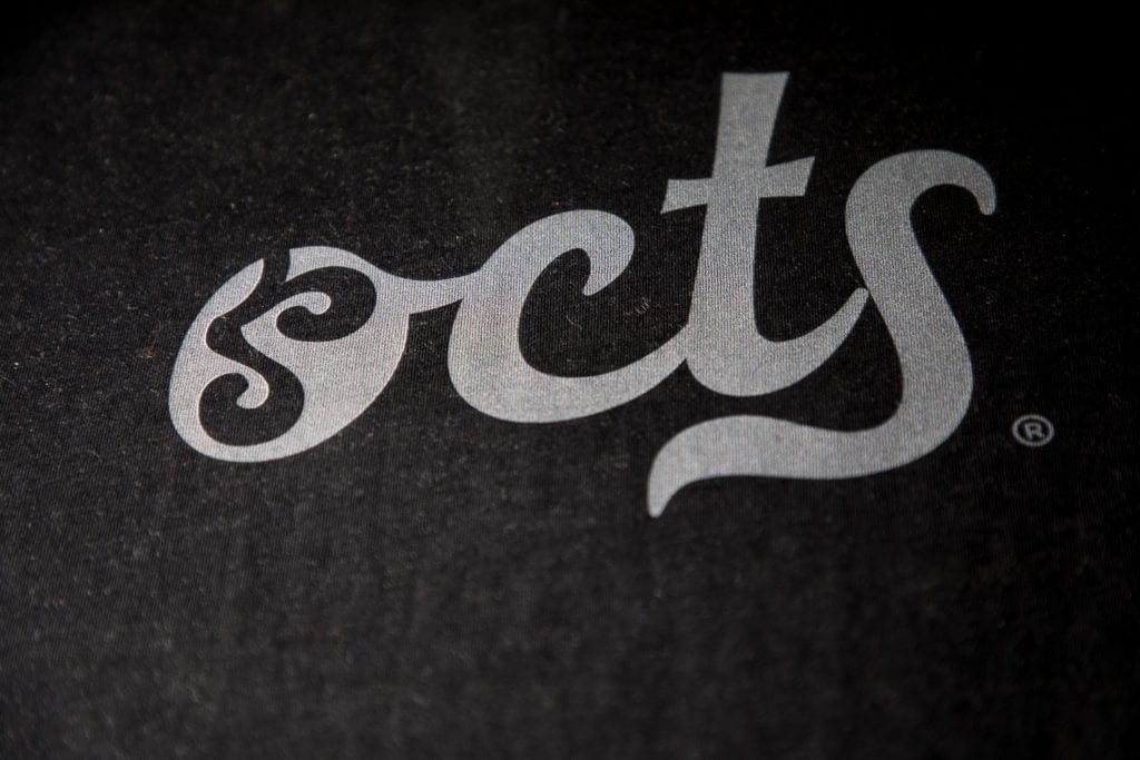 Lettrage blanc imprimé sur textile noir