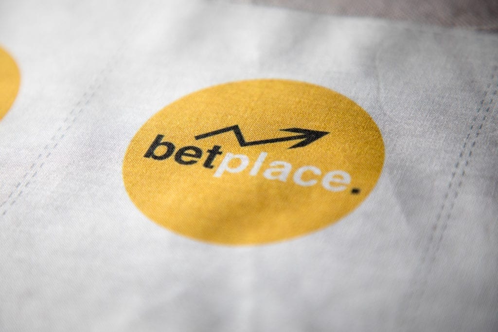 Logo rond jaune imprimé sur textile blanc