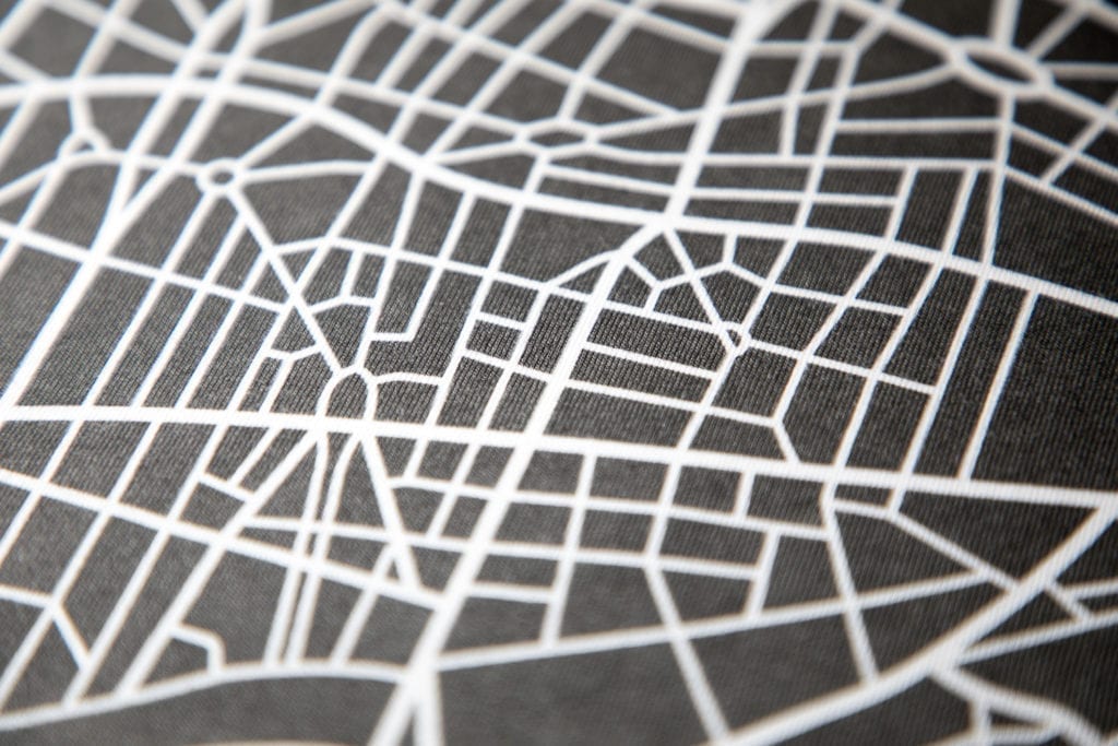 Lignes géométriques blanches imprimées sur textile noir