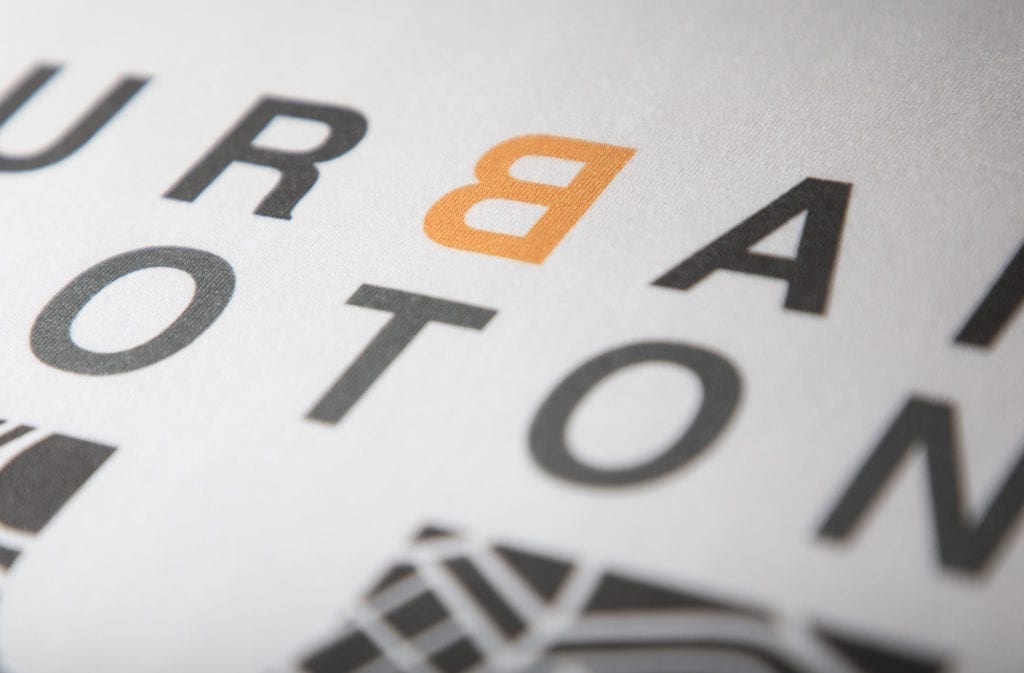 Détail du logo Urban Coton imprimé sur textile blanc