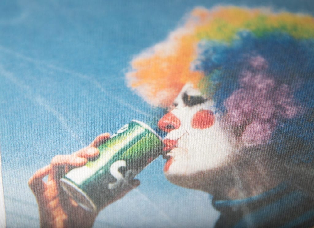 Portrait de clown coloré imprimé sur textile bleu