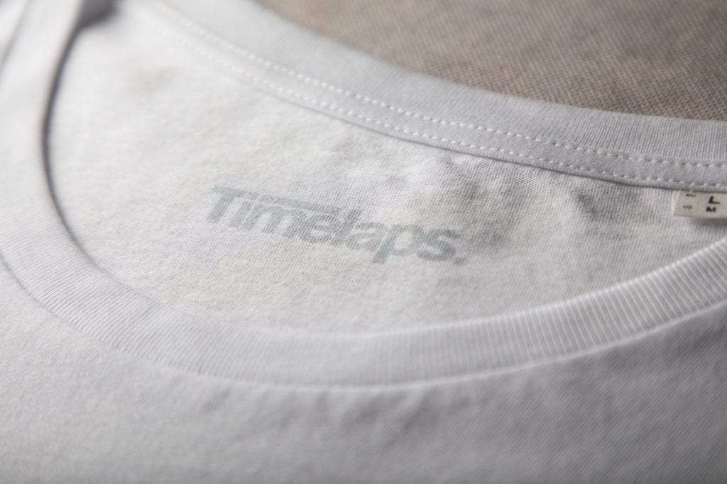 Impression discrète sur le col d’un t-shirt blanc