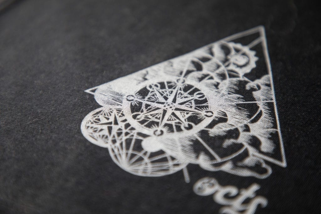 Illustration géométrique blanche imprimée sur textile noir